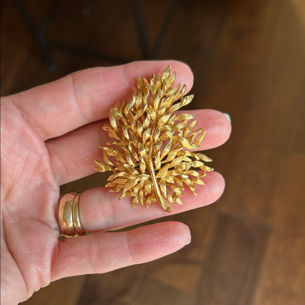 Gold Leaf Brooch - Picture 2 of 6